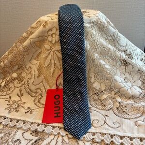 Hugo Boss 100% Silk Skinny Neck Tie Dark Blue Geo Made in Italy NWT